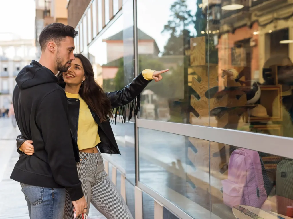 Servicii de curățenie și curățare cu abur în Brașov pentru vitrine magazin showroom centru comercial - Eco Clean MBS Brașov